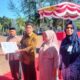 Penyerahan SK Pensiun, piagam dan juara lomba oleh Pj Bupati Fitriany Farhas di halaman kantor Bupati Nagan Raya usai upacara, Senin (11/9).(Waspada/Muji Burrahman)