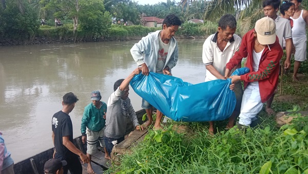 Pelajar SD JAH saat dievakuasi dari Sungai Padang. Waspada/ist