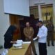 Pejabat Bupati Aceh Tamiang,Meurah Budiman saat meninjau pelaksanaan tes urine pejabat struktural yang dilaksanakan BNNK, Senin (11/9) di aula Setdakab Aceh Tamiang.