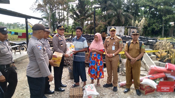FORKOPIMCAM Pangkalansusu berikan bantuan kepada korban kebakaran. Waspada/Ist