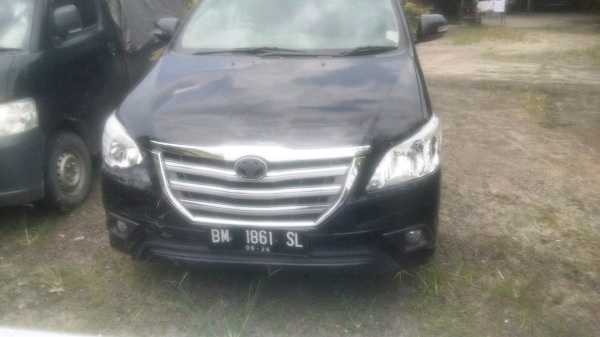 Mobil Toyota Innova BM 1861 SL saat diamankan di Polsek Perdagangan. (Waspada/ist)