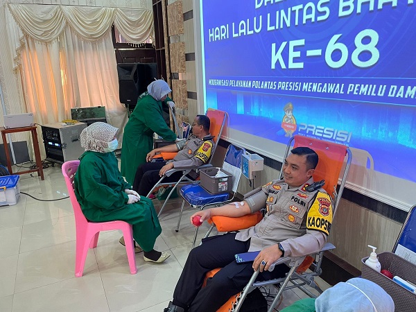 Kapolres Abdya AKBP Dhani Catra Nugraha SH SIK MH, melakukan donor darah, dalam rangka Hari Lalulintas ke-68. Senin (11/9).Waspada/Syafrizal