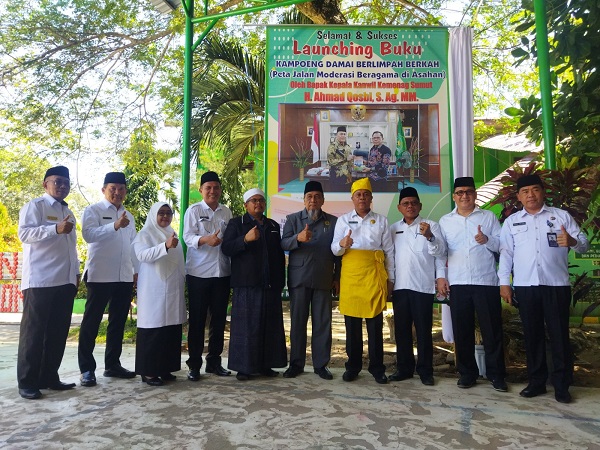 Kakanwil Kemenagsu H. Ahmad Qosbi, S.Ag, MM, foto bersama rombongan foto bersama Kakan Kemenag Asahan Dr. H. Saripuddin Daulay, M.Pd, didampingi Ketua FKUB Asahan H. Humaidy Syamsuri Pane, dan Ketua MUI Asahan H.Salman Abdullah Tanjung, saat launching Buku Kampong Damai Berlimpah Berkah Peta Jalan Moderasi Beragama di Asahan. Waspada/Sapriadi