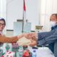 Wali Kota Susanti Dewayani menyerahkan berkas nota keuangan RPAPBD TA 2023 kepada pimpinan DPRD dalam rapat paripurna VII DPRD di gedung Harungguan DPRD, Jl. Adam Malik, Senin (11/9).(Waspada-Edoard Sinaga).