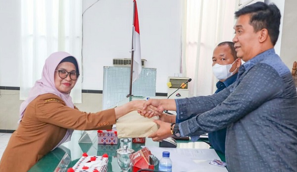 Wali Kota Susanti Dewayani menyerahkan berkas nota keuangan RPAPBD TA 2023 kepada pimpinan DPRD dalam rapat paripurna VII DPRD di gedung Harungguan DPRD, Jl. Adam Malik, Senin (11/9).(Waspada-Edoard Sinaga).