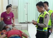 Korban terbaring di RS Efarina Etaham dan personel piket Unit Gakkum Sat Lantas Polres Kota Pematangsiantar melihat kondisi korban tubrukan satu unit Angkot minibus CV Sinar Beringin di Jl. Medan, dekat warung bakso Mas Min, Kel. Tambun Nabolon, Kec. Siantar Martoba, Jumat (1/9) sekitar pukul 07:25.(Waspada-Edoard Sinaga).