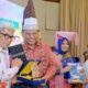 Wali Kota Susanti Dewayani (paling kanan) bersama Ketua Dekranasda Kusma Erizal Ginting (paling kiri) menyerahkan cendera mata kepada Brigjen TNI Luqman Arief dan isteri saat pisah sambut Danrem 022/PT antara Luqman Arief dengan Kolonel Inf Agustatius Sitepu di Sapadia Hotel, Jl. Pangeran Diponegoro, Kota Pematangsiantar, Senin (11/9) malam.(Waspada-Ist).