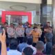 Setelah Polres Lhokseumawe membongkar kasus penipuan dan penggelapan jual beli sepmor cash yang ternyata disulap jadi kredit, warga melakukan aksi protes ke Dealer Capella di Panggoi, Selasa (12/9). Waspada/Zainudin. Abdullah