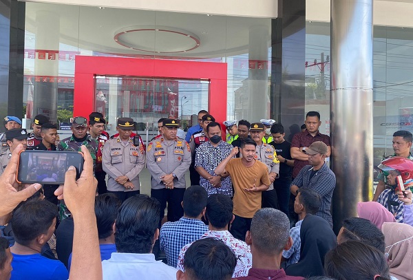 Setelah Polres Lhokseumawe membongkar kasus penipuan dan penggelapan jual beli sepmor cash yang ternyata disulap jadi kredit, warga melakukan aksi protes ke Dealer Capella di Panggoi, Selasa (12/9). Waspada/Zainudin. Abdullah