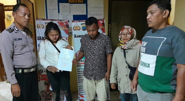 Polres Kota Pematangsiantar melalui gabungan personel Polsek Siantar Martoba melaksanakan problem solving kasus penganiayaan di Mapolsek Siantar Martoba, Senin (11/9) dinihari pukul 00:20.(Waspada-Ist).