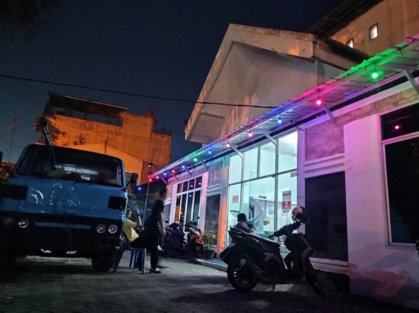 Suasana kantor PDAM Tirtasari di malam hari, Jalan WR Mongonsidi, Kecamatan Binjai Kota. (Waspada/Ria Hamdani)