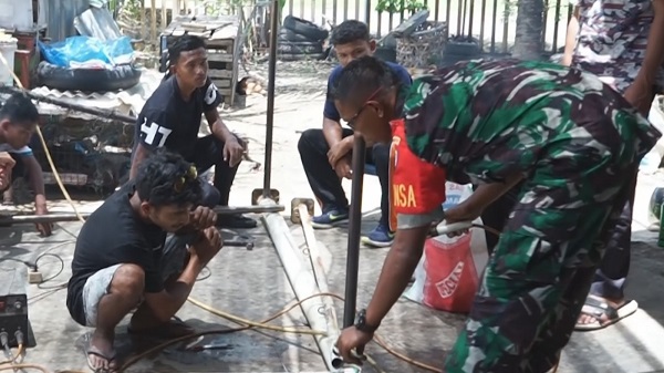 Koptu Hendra Kelana, Babinsa jajaran Kodim 0110/Abdya, memberikan pelatihan ilmu mekanik gratis, untuk remaja putus sekolah di bengkel miliknya, kawasan Desa Pasar Kecamatan Blangpidie. Selasa (12/9).Waspada/Syafrizal