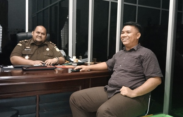 Kasi Pidsus Rachmat Hidayad dan Kasi Intelijen Kejari Palas AR Manurung saat dimintai keterangan, Selasa (12/9). (Waspada/Idaham Butar Butar)