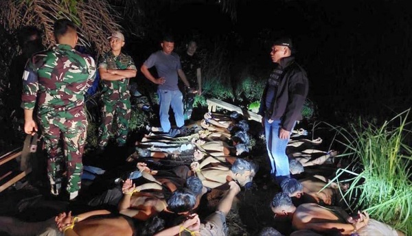 Danyonif 123/RW Letkol Inf Emick Chandra Nasution (2 dari kiri) saat meninjau penangkapan 28 orang terduga pelaku penyalahgunaan narkotika jenis sabu.(Waspada/Ist)