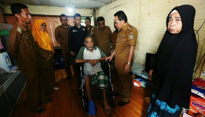 Pj Wali Kota Serahkan Kursi Roda