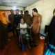 Pj Wali Kota Banda Aceh, Amiruddin (dua kanan) menyerahkan bantuan kursi roda untuk M Ali, 55, yang merupakan warga kurang mampu yang menderita penyakit Prurigo (darah manis). (Waspada/Zafrullah)