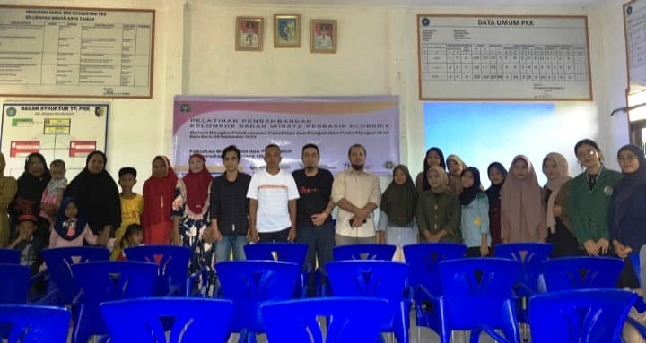 PARA pelaku UMKM di Batubara foto bersama seusai mengikuti pelatihan. Waspada/Ist