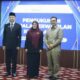 Kepala Perwakilan BKKBN Aceh Safrina Salim (tengah) foto bersama Pj.Gubernur Aceh Achmad Marzuki (kiri) dan Kepala BKKBN RI Hasto Wardoyo (kanan) usai dikukuhkan di Meuligoe Gubernur Aceh, Senin (11/09/23) sore. (Waspada/T.Mansursyah)