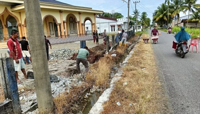 Warga Desa Mon Bateung Bersihkan Masjid