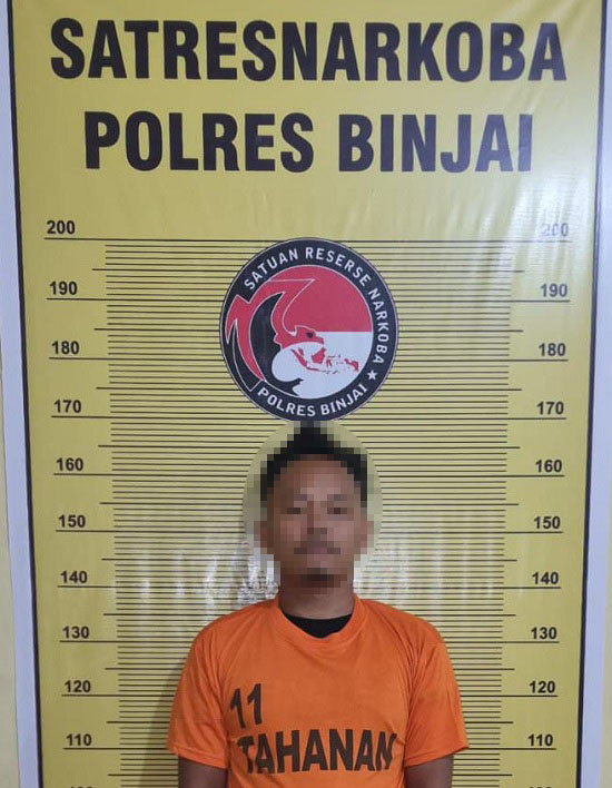 Tersangka pengedar pil ekstasi yang berinitial Is kini diamankan di Polres Binjai. Waspada/Ist