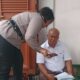 Kapolsek Siantar Utara Polres Kota Pematangsiantar AKP Herli D Damanik (membungkuk) bersama personelnya menyambangi rumah warga yang berduka di Jl. Tentram, Kel. Sukadame, Kec. Siantar Utara, Selasa (12/9) siang.(Waspada-Ist).