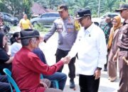 Wabup Simalungun H.Zonny Waldy dan Kapolres AKBP Ronald FC Sipayung menyalami pemilih saat meninjau salah satu TPS Pilpanag di Kec. Siantar, Rabu (13/9).(Waspada/ist).