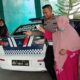 Aipda Ismanto, membantu salah seorang ibu-ibu yang mengeluh sesak nafas ke RSUD Dr Zubir Mahmud Aceh Timur di Idi, Selasa (12/9). Waspada/Muhammad Ishak
