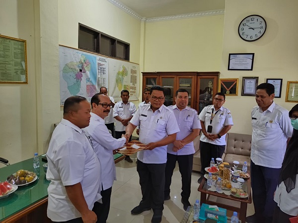 Penjabat Bupati Aceh Tamiang, Meurah Budiman saat serah terima jabatan Plt Kadisdikbud Aceh Tamiang Sepriyanto, Rabu (13/9). (Waspada/Ist).