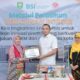Tampak dalam gambar Pj. Wali Kota Sabang menyerahkan Piagam Kerja Sama kepada salah satu pengrajin Bordir di Kota Sabang. (Waspada/ist).