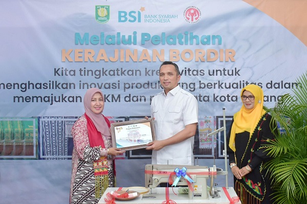 Tampak dalam gambar Pj. Wali Kota Sabang menyerahkan Piagam Kerja Sama kepada salah satu pengrajin Bordir di Kota Sabang. (Waspada/ist).