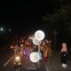 Ratusan warga Desa Suak Nibong, dipimpin Kades Tgk Adami Us, melantunkan zikir tolak bala, di kawasan jalan nasional Blangpidie-Tapak Tuan, Kecamatan Tangan-Tangan, Abdya. Foto direkam Selasa malam (12/9) lalu.Waspada/Syafrizal