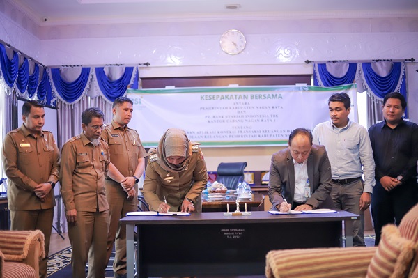 Penandatangan kerjasama penggunaan Aplikasi Koneksi Transaksi Pemkab Nagan Raya dengan Bank BSI di Kantor Bupati, Rabu (13/9).(Waspada/Muji Burrahman)
