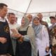 Penjabat Gubernur Aceh, Achmad Marzuki, didampingi Kadistanbun Aceh, Cut Huzaimah dan Dirut Bank Aceh Syariah, Muhammad Syah saat meninjau aktivitas pasar tani yang diselenggarakan Distanbun Aceh di lokasi Expo Bank Aceh Syariah, Rabu, (13/9). (Waspada/Zafrullah)