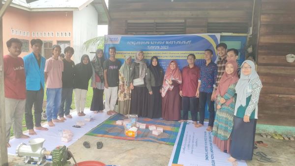 Tim pengabdian, LPPM dan PM serta peserta foto bersama usai melaksanakan pemanfaatan bahan baku lokal keong emas (Pomacea canaliculata) sebagai pakan alternatif guna mempercepat pertumbuhan ikan. Waspada/dede