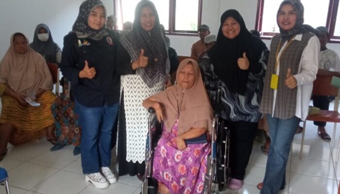 Dinsos Tamiang Bersama Sentra Insyaf Medan Salurkan Kursi Roda