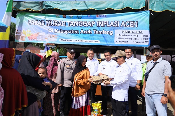 Pejabat Bupati Aceh Tamiang, Meurah Budiman saat menyerahkan paket pasar murah secara simbolis pada kegiatan gelaran pasar murah yang berlangsung di kabupaten ini.(Waspada/Yusri).