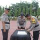 Kapolres Aceh Tamiang, AKBP Muhammad Yanis saat penandatanganan fakta integritas dan pengambilan sumpah jabatan Kasat Narkoba dan Kapolsek Seruway, Kamis (14/9) dilapangan Parama Satwika Mapolres setempat.(Waspada/Yusri).