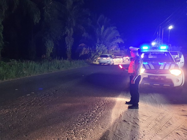 Personel Sat Lantas Polres Simalungun sedang kegiatan Blue Light Patrol (BLP) di Jalan Asahan Kecamatan Gubjng Malela, Rabu (13/9/2023), dimulai pukul 22.00 Wib hingga selesai.(Waspada/ist).