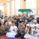 Wakapoldasu sedang berdoa usai mendengarkan ceramah dari ustadz Drs H M Samen Pane MA. (Waspada/Ist)