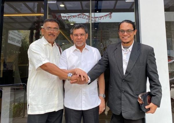 Ketua Umum Dewan Pimpinan Pusat (DPP) FOPKRA, Fazlun Hasan dan Ketua Umum GERAHAM saat melakukan audiensi ke Komnas HAM Indonesia yang diterima oleh Wakil Ketua Dr Abdul Harus Semendawai, Jumat (1/9). Waspada/ist