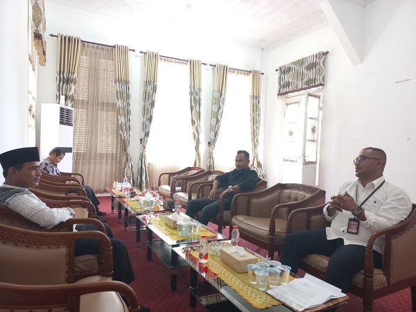 Pj Bupati Aceh Timur Ir Mahyuddin, M.Si, menerima kunjungan silaturrahmi Ketua YARA Safaruddin SH di Pendopo Bupati di Idi, Jumat (15/9). Waspada/Muhammad Ishak
