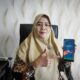 Kadisdukcapil Kota Banda Aceh, Emila Sovayana menunjukkan aplikasi Identitas Kependudukan Digital (IKD) di telepon genggamnya. (Waspada/Zafrullah)
