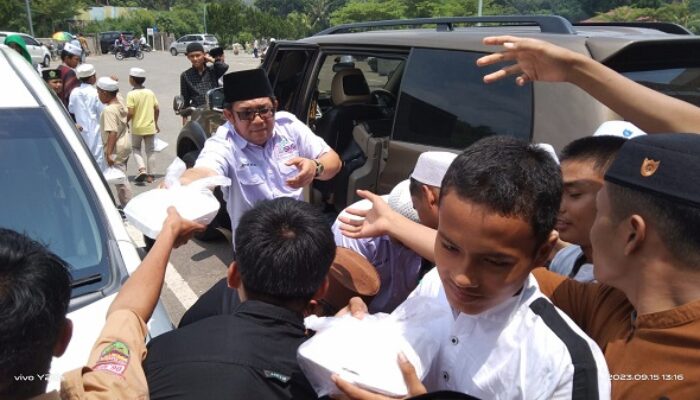 Syukuran Satu Tahun SMSI Madina, Berbagi Nasi Kotak Usai Jumatan