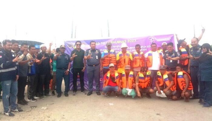 KSOP Bagikan Life Jacket Kepada Nelayan