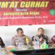 Pj Bupati Aceh Besar, Muhammad Iswanto bersama Kapolres Aceh Besar, AKBP Carlie Syahputra Bustamam menggelar Jumat Cuhat di salah satu warung kopi kawasan Kemukiman Lamteuba, Kecamatan Seulimueum, Aceh Besar, Jumat (15/9). (Waspada/Zafrullah)