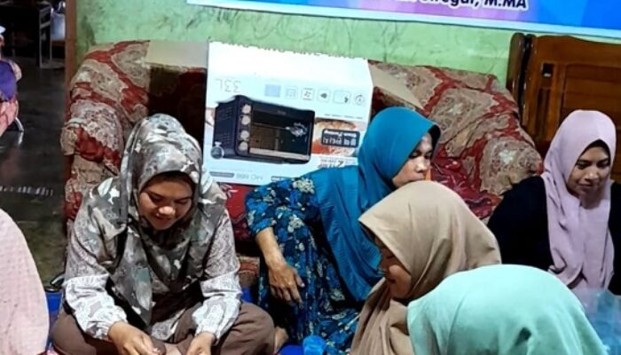 Dosen UM-Tapsel Edukasi Warga Sitaratoit Buat Teh Kecombrang