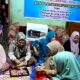 Dosen Prodi Agroteknologi, Fakultas Sains dan Teknologi, UM-Tapsel, memberikan edukasi pada masyarakat Desa Sitaratoit, Kecamatan Angkola Barat, Tapanuli Selatan untuk membuat teh dari bunga kecombrang yang diberi nama Teh Kecombrang. Waspada/ist.
