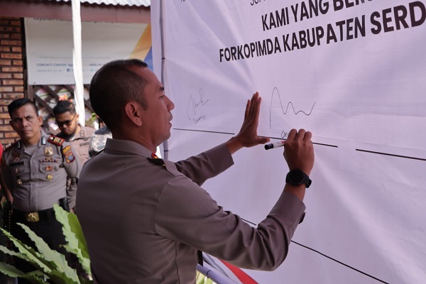 Kapolres Sergai AKBP Oxy Yuda Pratesta tandatangani deklarasi bersama Forkopimda Kab Sergai guna memberantas narkoba. Waspada/ist