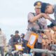 Kapolres Pidie Imam Asfali menyerahkan dua hadiah sepeda untuk siswa berprestasi pada peringatan Hardikda ke-64, Sabtu (2/9) Waspada/Muhammad Riza