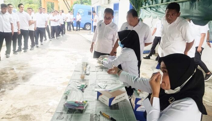 135 Karyawan Perumda AM Tirta Keumuneng Dites Urine